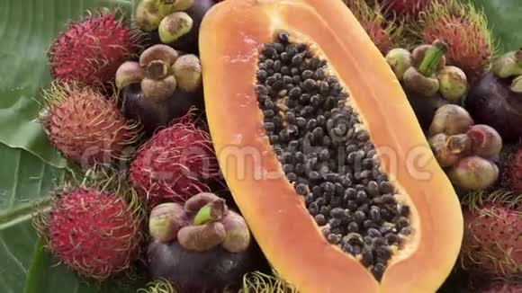 泰国外来热带水果包括木瓜红毛丹和芒果视频的预览图