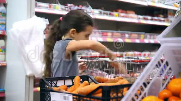 在超市买食物胡萝卜蔬菜的少女视频的预览图