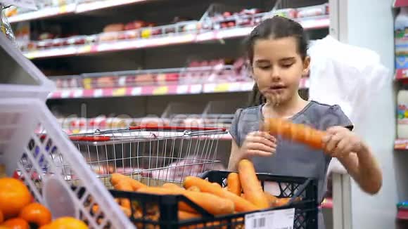 在超市买胡萝卜蔬菜的少女视频的预览图