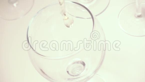 杯中慢悠悠的白葡萄酒视频的预览图