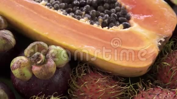 泰国外来热带水果包括木瓜红毛丹和芒果视频的预览图