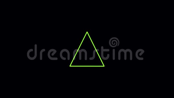 在黑色背景计算机渲染器上带有旋转三角形的抽象动画绿色三角形视频的预览图