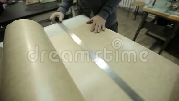 在工厂工作的那个人制作手袋用纸板框架视频的预览图