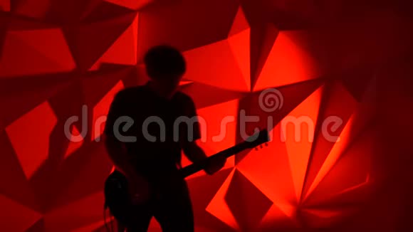 音乐家弹吉他视频的预览图