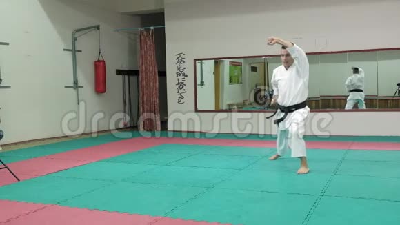 肌肉发达的年轻人练武术高举柔道空手道做超慢动作视频的预览图