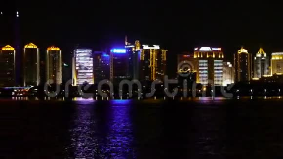海滨城市夜晚摩天大楼大都市夜间霓虹灯香港纽约视频的预览图