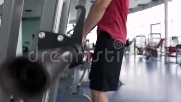 体育男子训练与Barbell在健身房视频的预览图