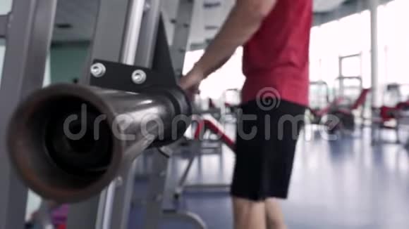体育男子训练与Barbell在健身房视频的预览图