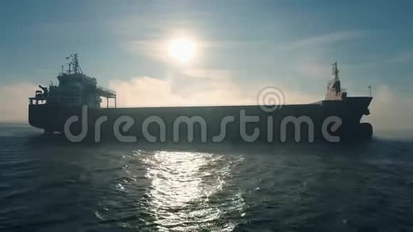 货柜船在海雾中航行的鸟瞰图视频的预览图