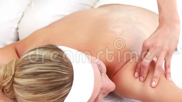 她的病人肩膀上的按摩视频的预览图