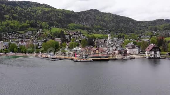 阿尔卑斯山奥地利度假小镇之家沃尔夫冈湖鸟瞰视频的预览图