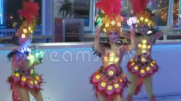 身着节日服装跳舞的妇女团体视频的预览图