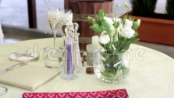 有结婚饰品和两杯香槟的桌子视频的预览图