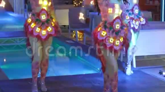 一群穿着节日服装跳舞的妇女视频的预览图