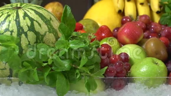 背景多汁和新鲜的草药水果和蔬菜视频的预览图