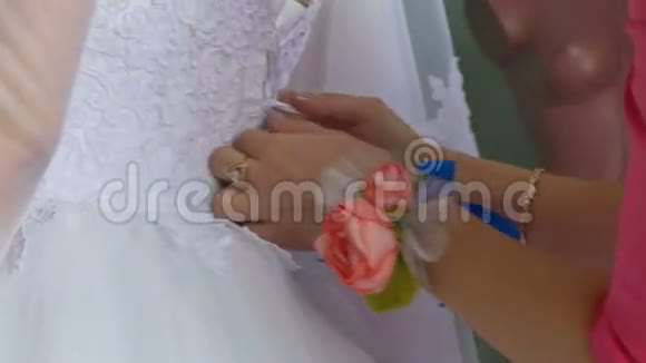 新娘的衣服在后面系着绳子视频的预览图