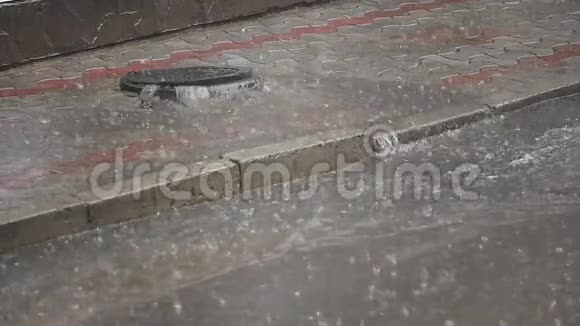 道路雨水道大雨特写镜头视频的预览图