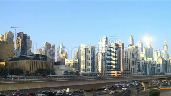 迪拜日灯交通主干道4k时间间隔视频的预览图
