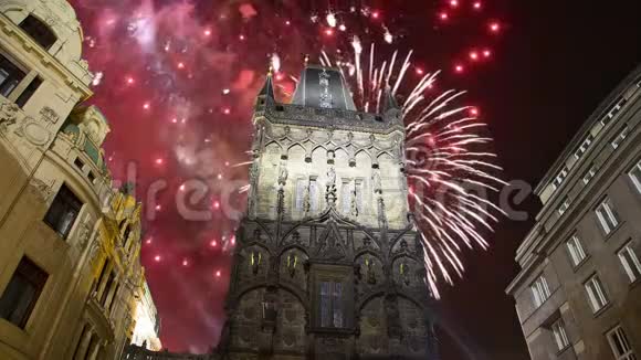 粉末塔大门和假日烟花在布拉格捷克共和国视频的预览图