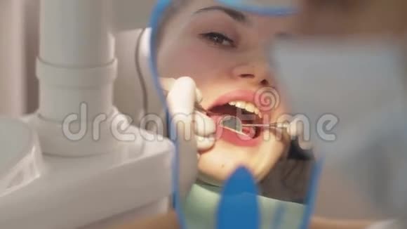 口腔和牙齿的检查视频的预览图