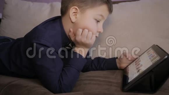 在平板电脑上玩的男孩全高清视频视频的预览图
