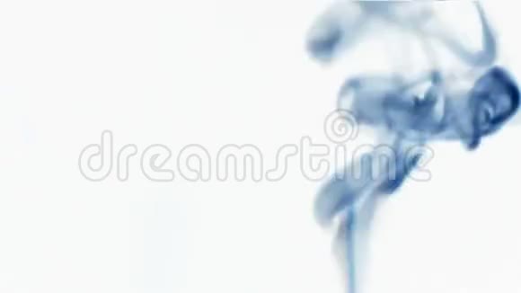 旋转的蓝色烟雾视频的预览图