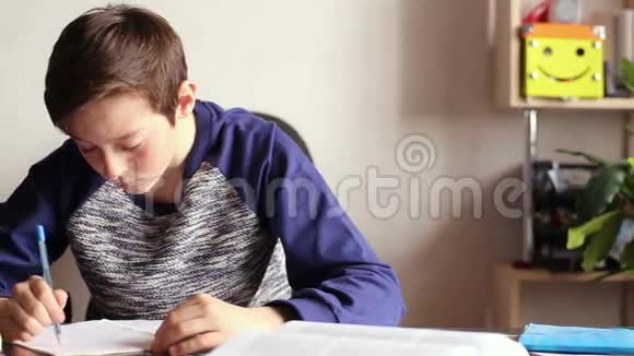 十几岁的男孩在做作业视频的预览图