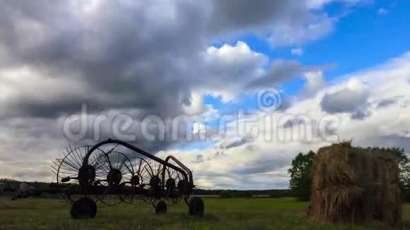 拖拉机耙在云层的背景上时间流逝视频的预览图