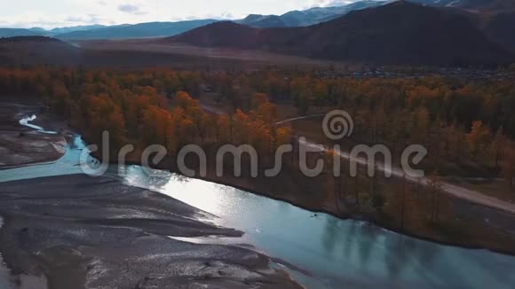 空中观景台飞越美丽的山河空中摄影机拍摄景观全景阿尔泰西伯利亚视频的预览图