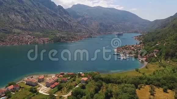 黑山Kotor湾浮船的鸟瞰图视频的预览图