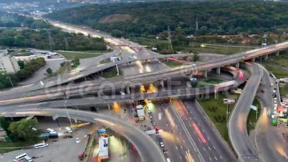 高速公路交汇处的交通空中夜景时间推移城市交通视频的预览图