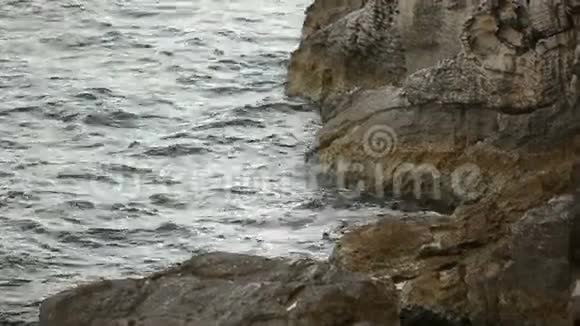 亚得里亚海的海浪在阳光下闪耀视频的预览图