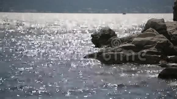 亚得里亚海的海浪在阳光下闪耀视频的预览图