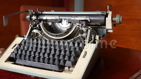 旧打字机在桌子上的4K质量视频的预览图