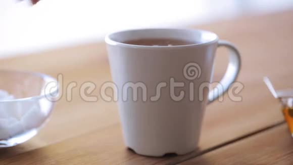 手把糖加入茶或咖啡中视频的预览图