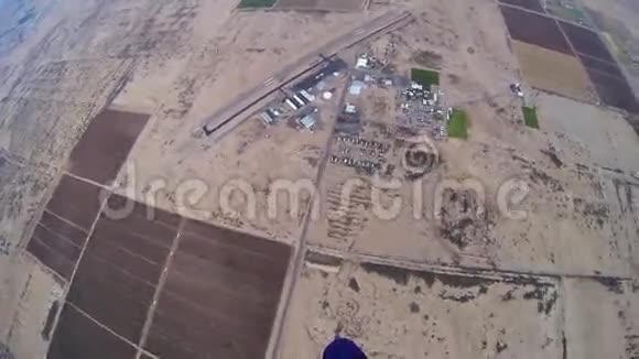 跳伞员在蓝天跳伞风景肾上腺素在亚利桑那州上空视频的预览图