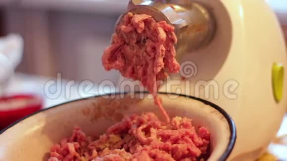 在家里把肉末和蔬菜混合物用钳子夹起来视频的预览图