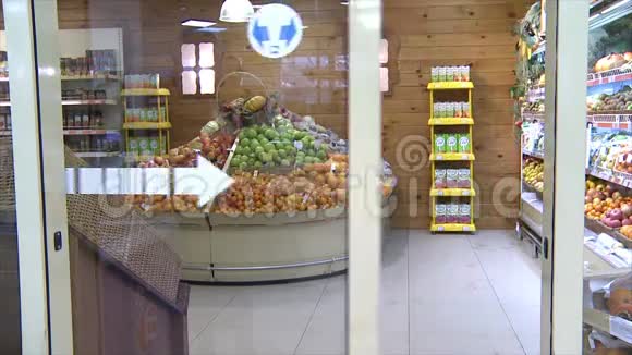 超市柜台上的水果视频的预览图