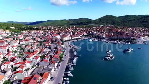 克罗地亚维拉卢卡市亚得里亚海海岸无人驾驶飞机视频的预览图