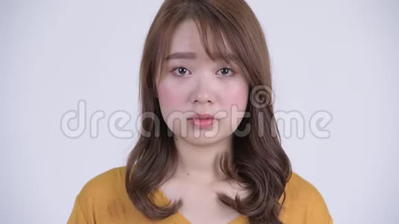 年轻漂亮的亚洲女人看镜头的脸视频的预览图