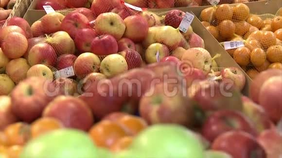 超市柜台上的水果视频的预览图
