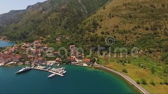 Kotor黑山湾Prcanj市的鸟瞰图视频的预览图