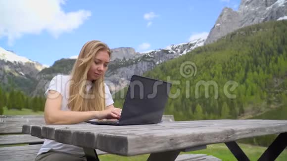 在笔记本电脑上工作的女人视频的预览图