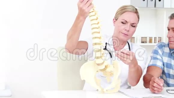 医生向她的病人解释解剖脊柱视频的预览图