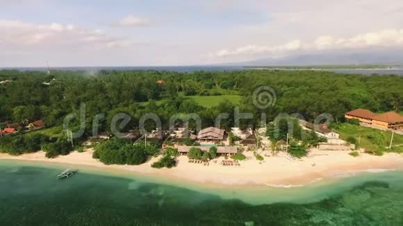 印度尼西亚无人驾驶飞机鸟瞰吉利梅诺岛视频的预览图
