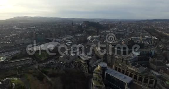 鸟瞰苏格兰爱丁堡城市视频的预览图
