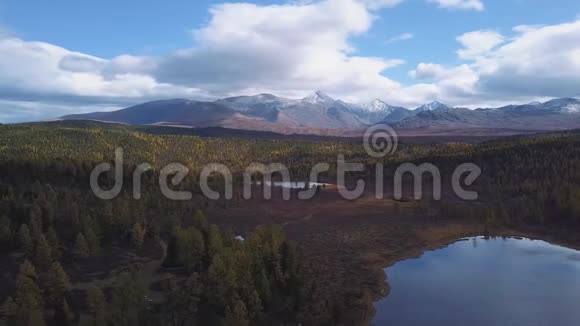空中观景台飞越美丽的山河空中摄影机拍摄景观全景阿尔泰西伯利亚视频的预览图