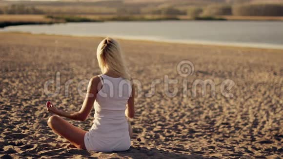 年轻的美女在海边做瑜伽视频的预览图