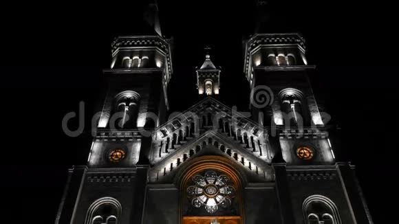 罗马尼亚蒂米索拉罗马天主教大教堂千禧年的黑白夜景视频的预览图