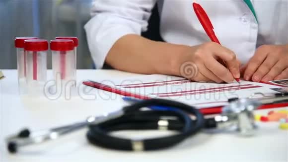 女性治疗师填写医疗表格视频的预览图